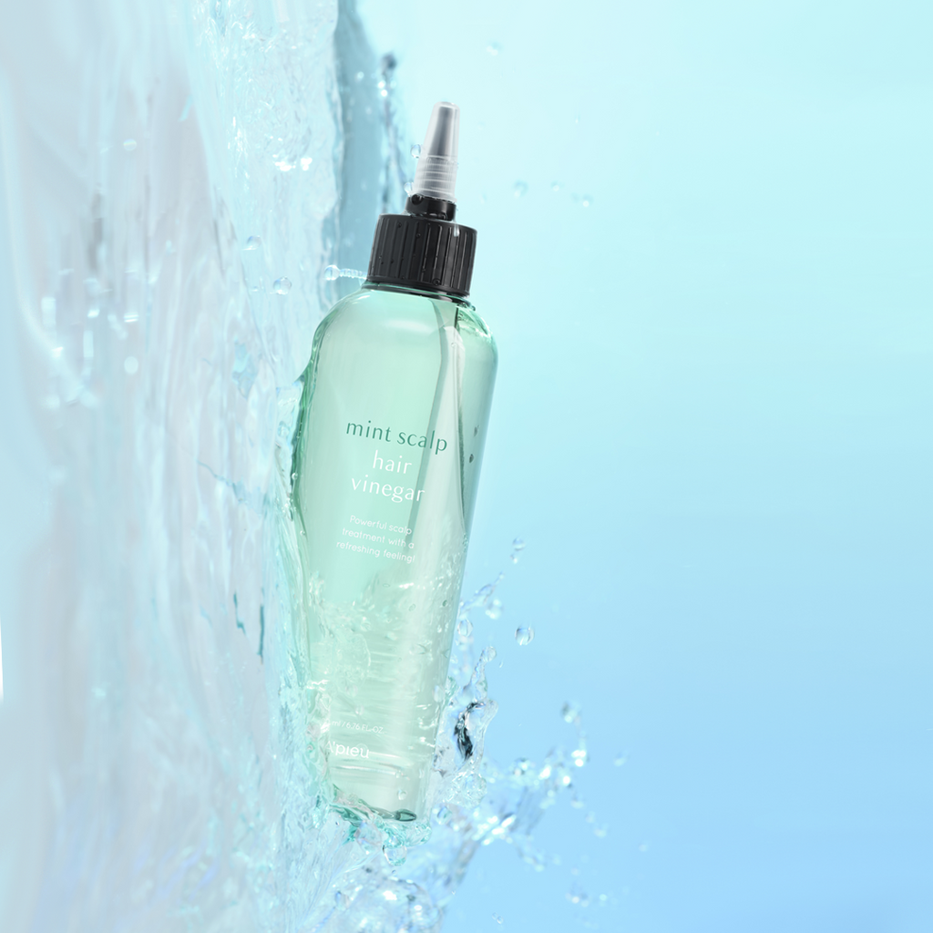 A’PIEU Mint Scalp Hair Vinegar bottle splashing in water, representing its cooling, refreshing scalp-cleansing formula and oil-balancing benefits