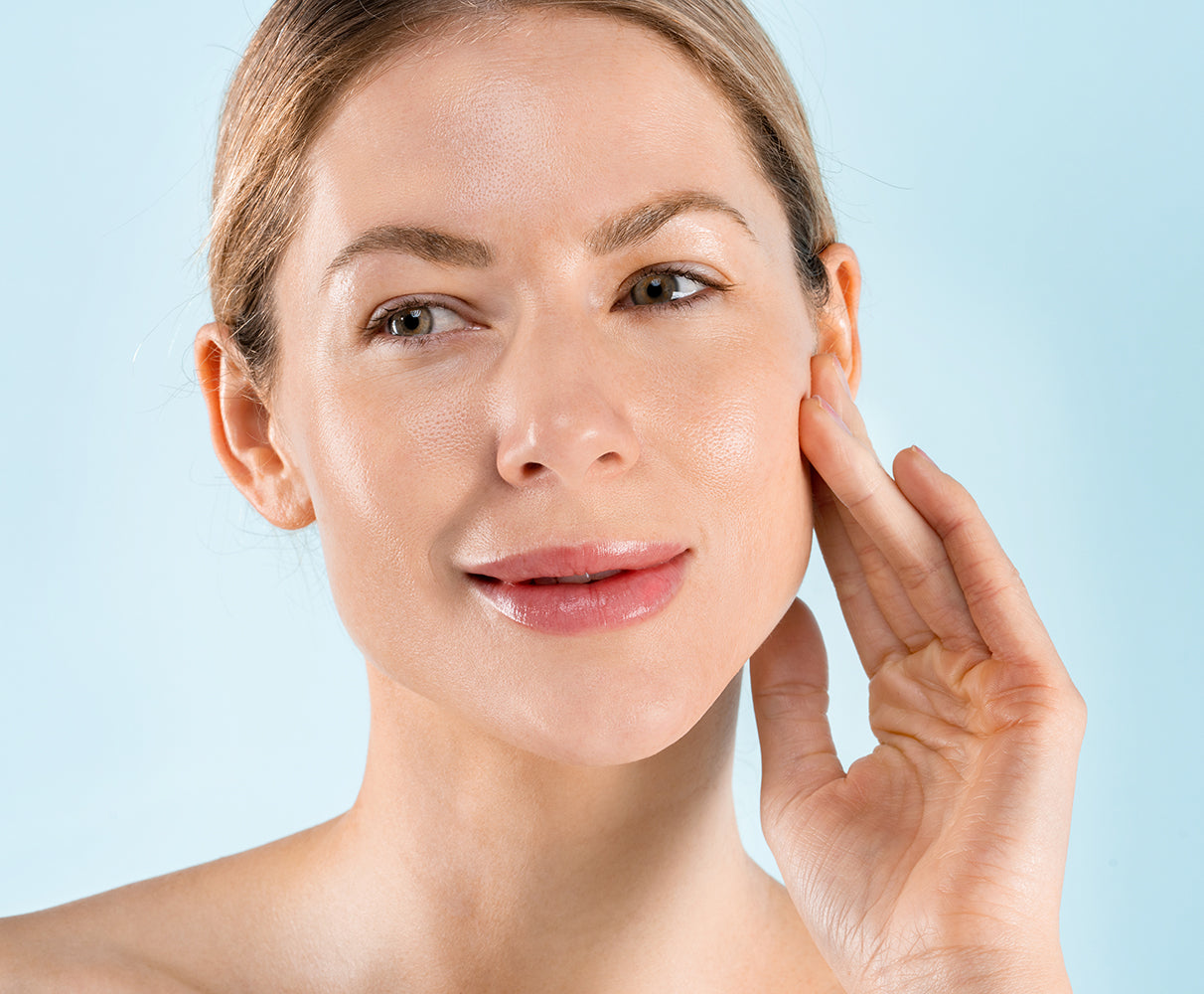 Aftershot of model wearing MISHA Magic Cushion 21-light-beige-2